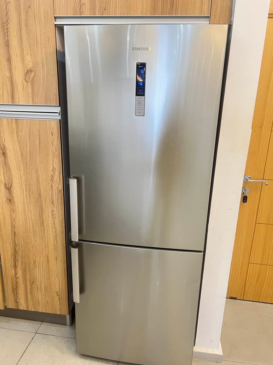 Samsung Refrigerator - Bottom Freezer - Excellent Condition 