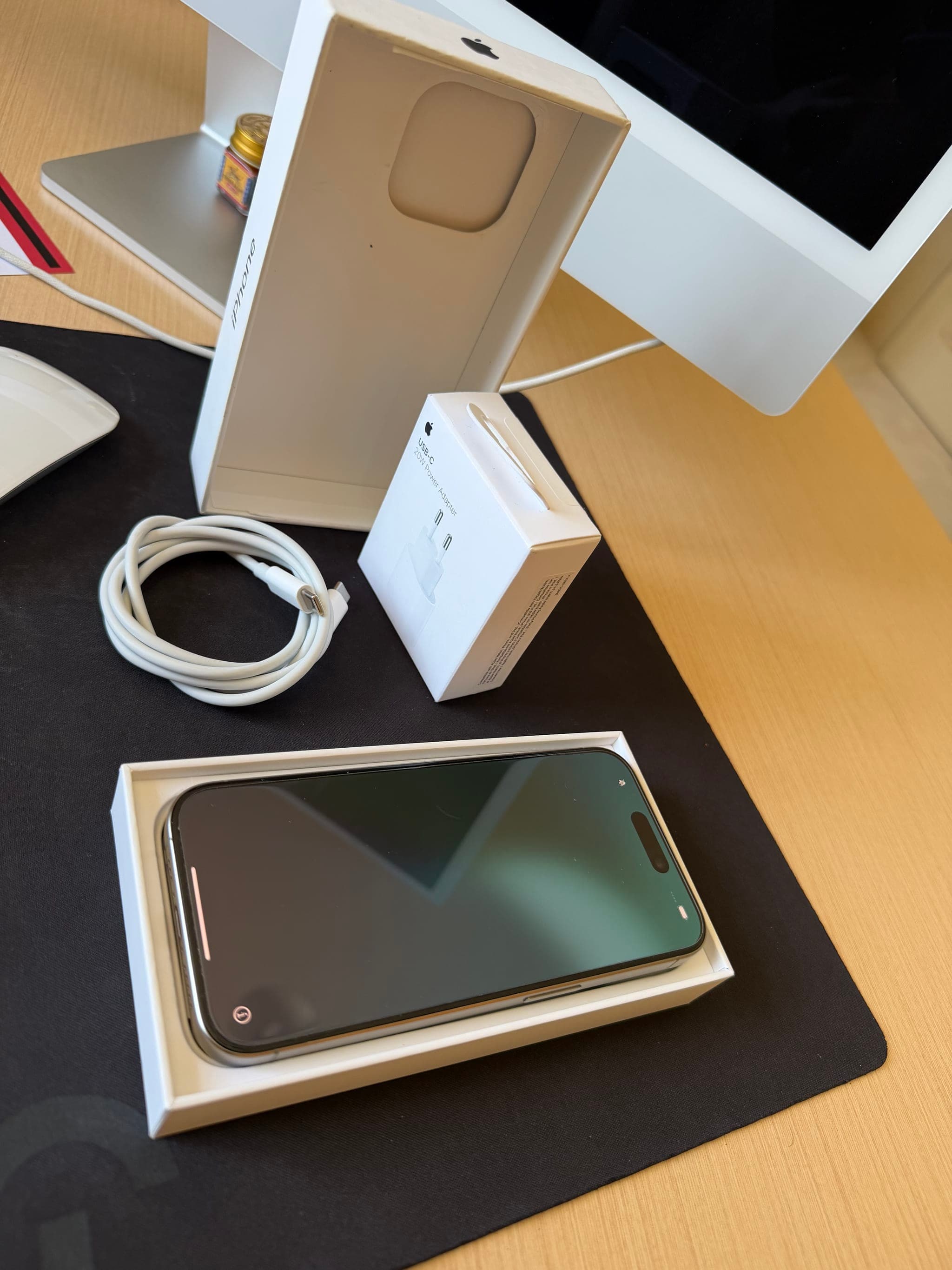iPhone 15 Pro 256 GB Kutulu + Sifir 20W Adaptor / Boxed + Sealed Charger